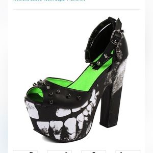 Iron Fist loose tooth platforms size 8